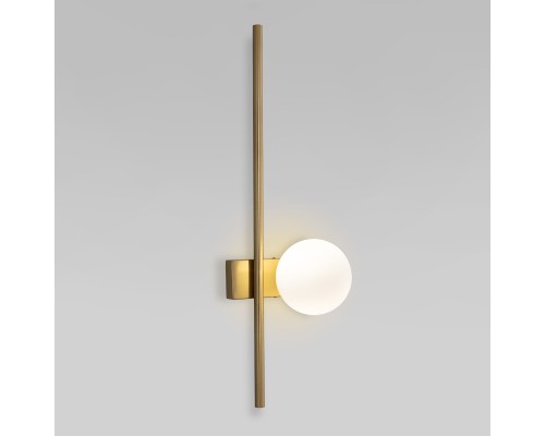 Настенный светильник с матовым плафоном 503052 латунь
