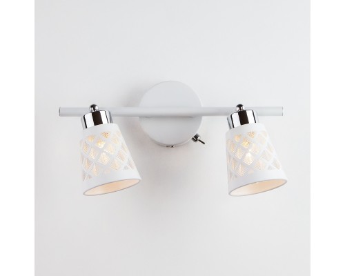 Светильник с белыми поворотными плафонами 20060/2 белый