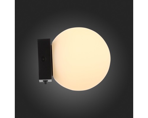 SL1581.401.01 Светильник настенный ST-Luce Черный/Белый LED 1*5W 3200K BOTELLI